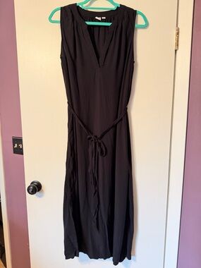 GAP Black Sleeveless V-Neck Tie-Waist Maxi Dress